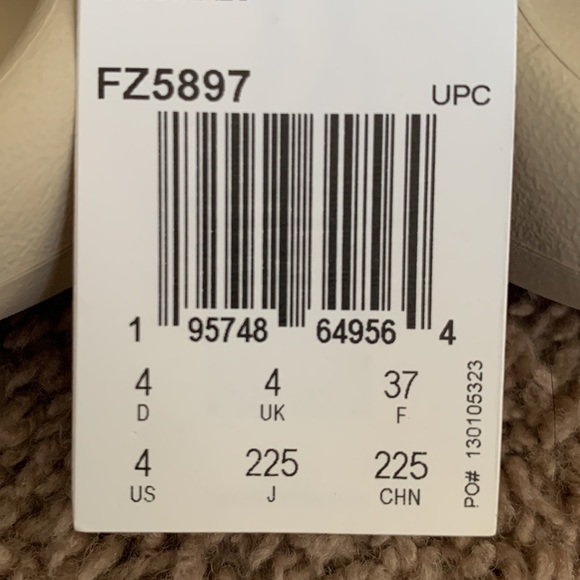 Yzy slide by adidas - Picture 10 of 10